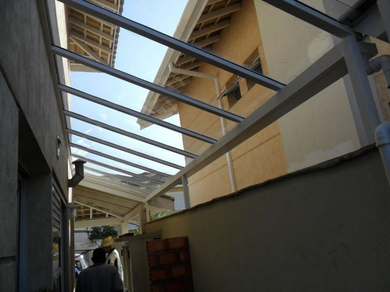 Cobertura em Policarbonato Compacta Corredor Lateral Reta