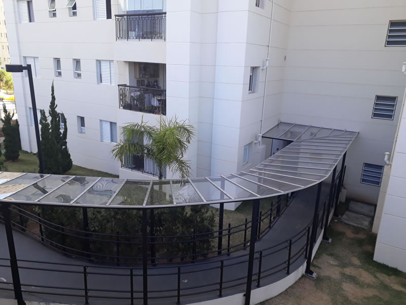 Cobertura em Policarbonato Compacto Corredor Reto Condomínio