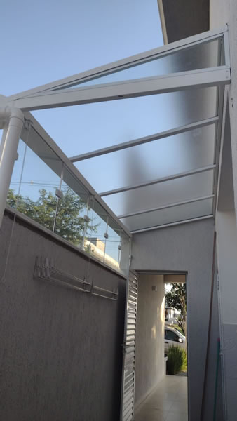 Cobertura em Vidro Laminado Corredor Lateral