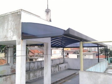 Cobertura Arqueada em Policarbionato Alveolar Arco