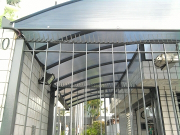 Cobertura Arqueada e Semi Curva Policarbonato Alveolar