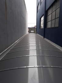 Cobertura Arqueada em Policarbonato Alveolar