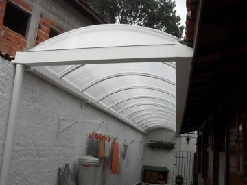 Cobertura Arqueada em Policarbonato Alveolar