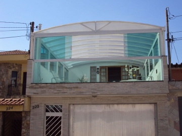 Foto Cobertura Arqueada em Policarbonato Alveolar com Envidraçamentos Laterais