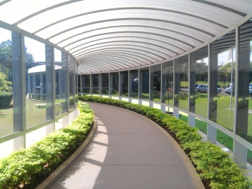 Foto Cobertura Arqueada em Policarbonato Alveolar com Fechamentos Laterais