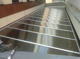 Cobertura em Policarbonato Alveolar Fixa Corredor Quintal