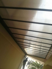 Cobertura em Policarbonato Alveolar Fixa Corredor Quintal