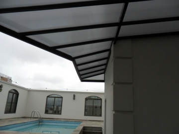 Cobertura em Policarbonato Alveolar Quatro Águas Preta Varanda