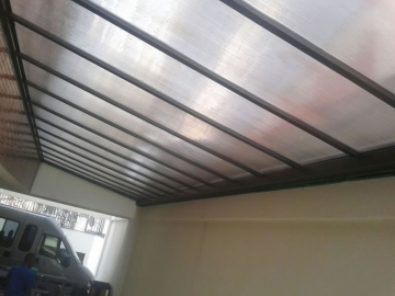 Foto Cobertura em Policarbonato Alveolar Reta Corredor Quintal