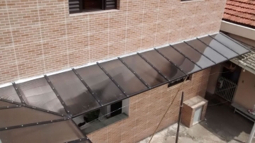 Cobertura em Policarbonato Alveolar Reta em L