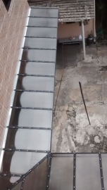 Cobertura em Policarbonato Alveolar Reta em L