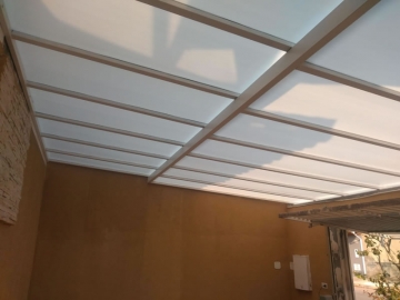 Cobertura em Policarbonato Alveolar Reta Retrátil Residência Leitosa Garagem