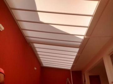 Cobertura em Policarbonato Alveolar Retrátil Leitosa Reta