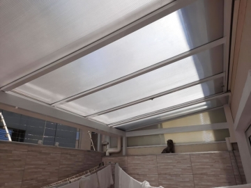 Cobertura em Policarbonato Alveolar Retrátil Leitosa Reta