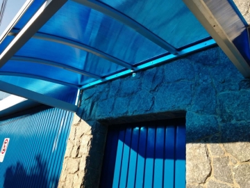 Cobertura em Policarbonato Alveolar Entrada Semi Curva Azul