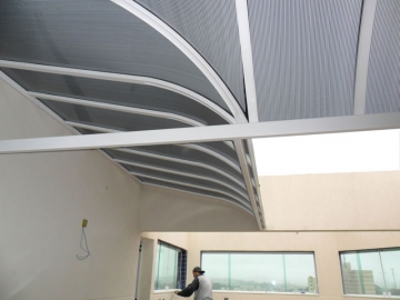 Cobertura Semi Curva em Policarbonato Alveolar