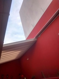 Foto Cobertura em Policarbonato Compacto Abre e Fecha para o Quintal