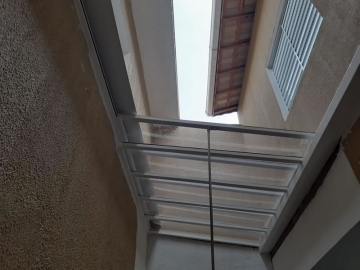 Cobertura em Policarbonato Compacto Abre Fecha Reta Retrátil