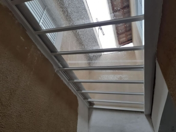 Foto Cobertura em Policarbonato Compacto Abre Fecha Reta Retrátil