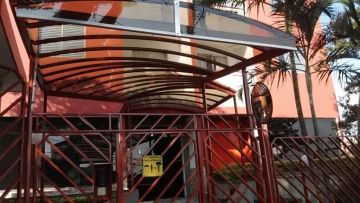 Cobertura em Policarbonato Compacta Arco Entrada de Edifício