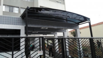 Cobertura em Policarbonato Compacta Arco Entrada de Edifício