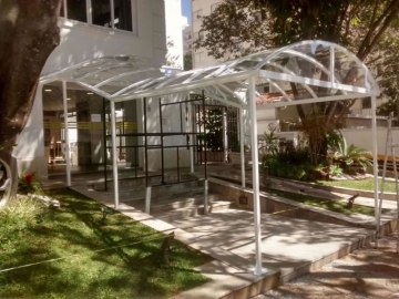 Foto Cobertura em Policarbonato Compacta Arco Entrada de Edifício