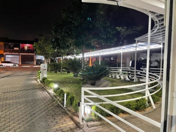 Foto Cobertura Arqueada em Policarbonato Compacto + Guarda Corpo