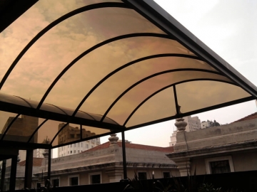 Cobertura Arqueada em Policarbonato Compacto