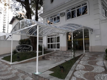 Cobertura Arqueada em Policarbonato Compacto