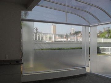 Cobertura em Policarbonato Compacto + Cortinas em Lona