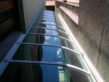 Foto Cobertura em Policarbonato Compacta Curva Corredor Lateral Sobrado