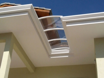 Foto Cobertura em Policarbonato Compacta Curva entre os Beirais