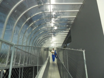 Foto Cobertura Curva Passarela em Policarbonato Compacto