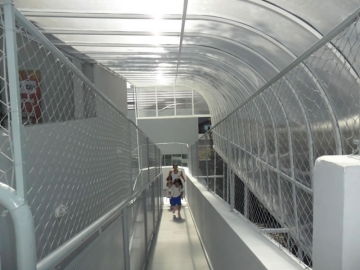 Cobertura Curva Passarela em Policarbonato Compacto