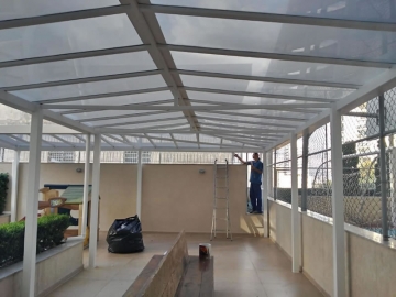 Foto Cobertura em Policarbonato Compacto Duas Águas Áreas Comuns do Edifício