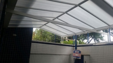 Foto Cobertura em Policarbonato Compacto Duas Águas Leitosa Área Social do Prédio