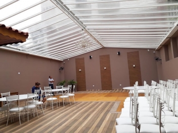 Foto Cobertura em Policarbonato Compacto Duas Águas Retrátil Salão Festa