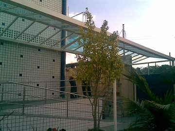 Foto Cobertura em Policarbonato Compacta Duas Águas Transparente