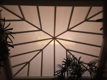 Foto Cobertura em Policarbonato Compacto Leitosa para Jardim de Inverso