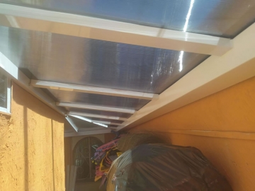 Foto Cobertura em Policarbonato Compacta Quintal Reta com Calha