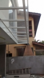 Cobertura em Policarbonato Compacto Reta Beiral Transparente Residencial