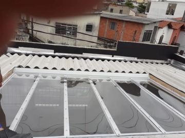 Cobertura em Policarbonato Compacto Reta Fixa Quinta Residencial