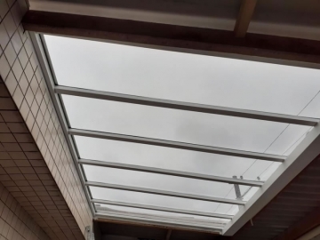 Cobertura em Policarbonato Compacto Reta Fixa Quinta Residencial