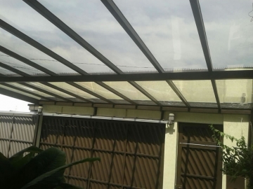 Foto Cobertura em Policarbonato Compacta Reta Garagem Estrutura Escura