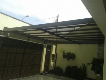Cobertura em Policarbonato Compacta Reta Garagem Estrutura Escura