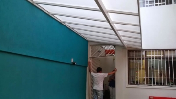 Cobertura em Policarbonato Compacto Reta Leitosa Entrada