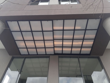 Cobertura em Policarbonato Compacto Reta Leitosa