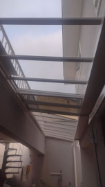 Foto Cobertura em Policarbonato Compacto Reta Retrátil para Quintal