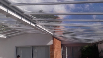 Foto Cobertura em Policarbonato Compacta Reta Retrátil