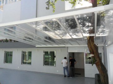 Cobertura em Policarbonato Compacto Reta